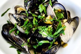 Saladmaster Recipe Beer-Steamed Clams & Mussels